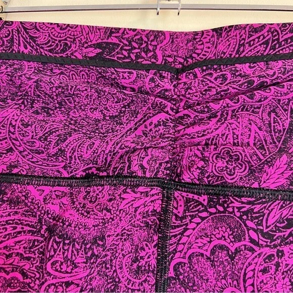 Lululemon Outrun 17" Crop Antique‎ Paisley Deep Fuschia Black / Black - Picture 4 of 11
